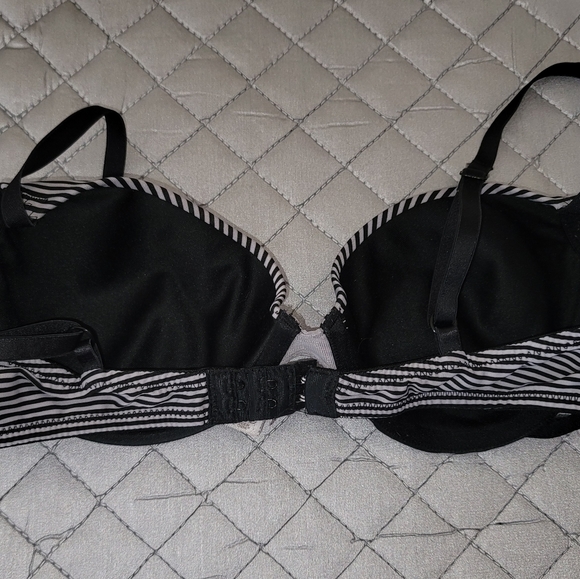 So Intimate black and white striped bra. Size 34C. - Picture 1 of 4